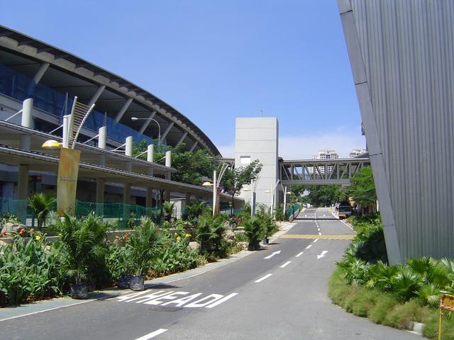 新加坡学生放弃初级学院转读理工学院的原因是？