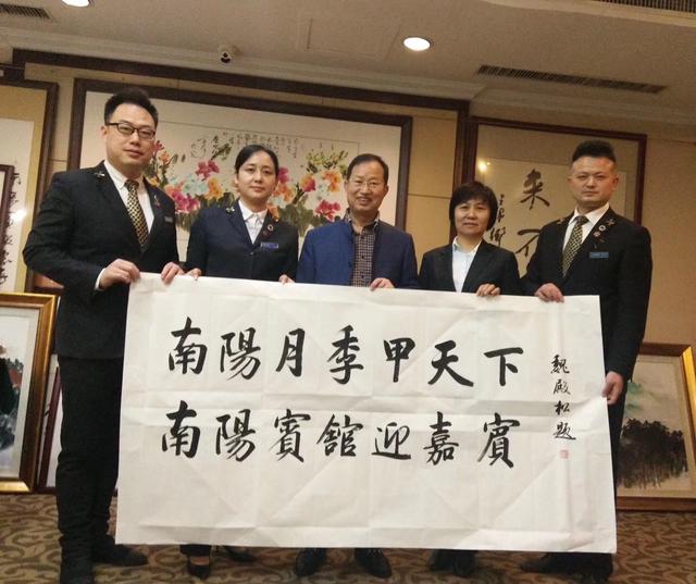 著名书法家魏殿松为2019世界月季大会题字并受聘南阳月季文化大使