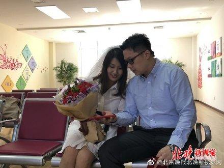北京今明两天迎婚姻登记小高峰，有人专程从新加坡飞来登记