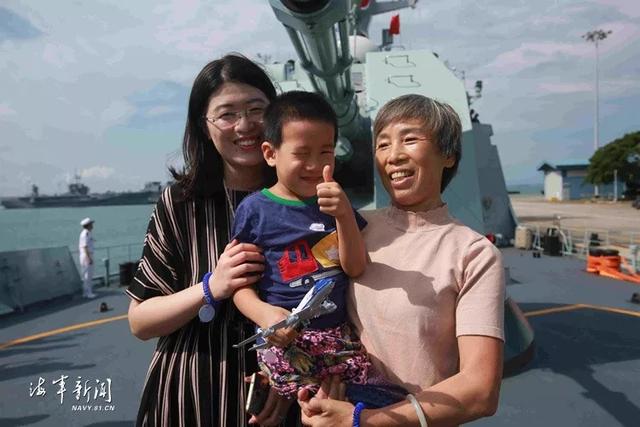 海军湘潭舰在新加坡举行舰艇开放日活动