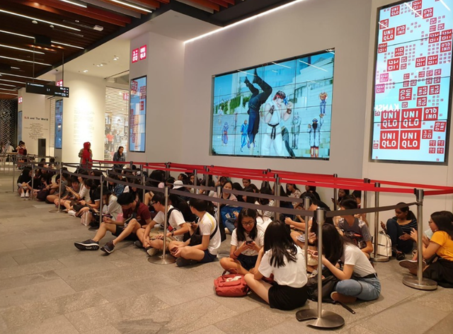 新加坡优衣库商店今日出现抢购潮