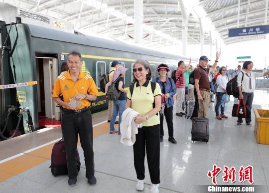 丝绸之路外宾旅游专列走进宁夏