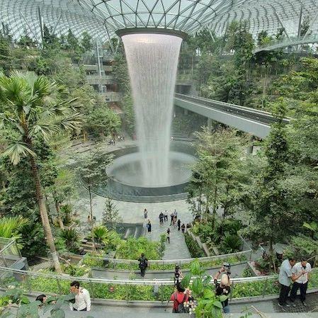 竟然还有个瀑布！新加坡第二家苹果直营店落户新樟宜机场