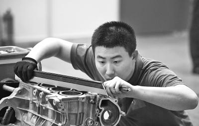 “一带一路”国际技能大赛：8小时内砌一座长城“烽火台”