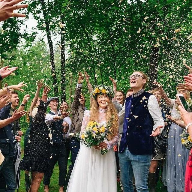 开拖拉机，坐干草垛，吃全素食……什么？你告诉我这居然是一场婚礼？