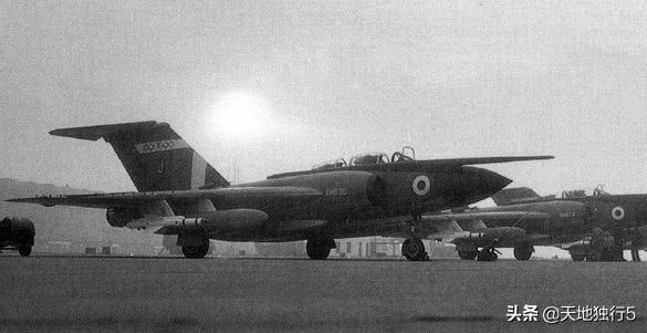 宛如中世纪的重甲骑士一般，外形粗壮怪异的英国“标枪”截击机