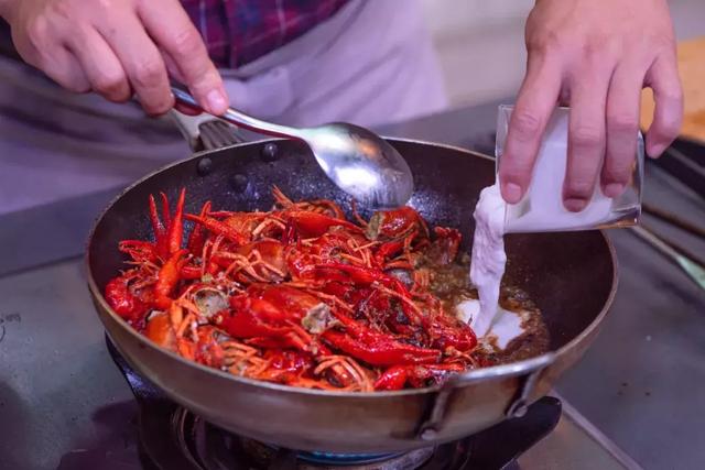 小龙虾入味的绝妙搭配，让你夏日餐桌上多一个主角