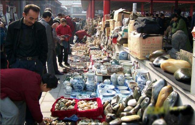 今年1月份新加坡古玩拍卖会一斗彩花瓶卖了450万，怎么鉴定古玩？