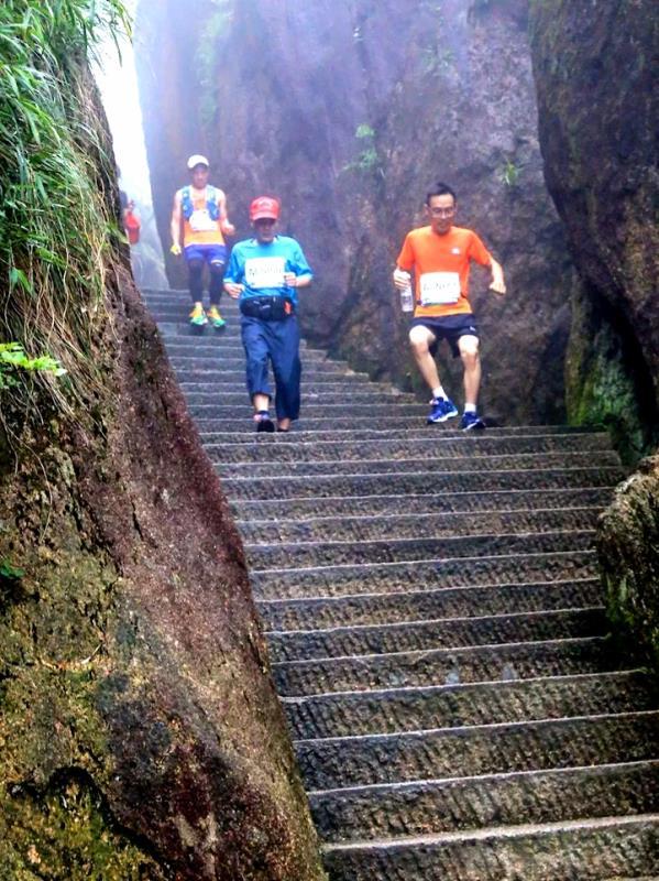 风雨无阻，奔跑吧兄弟！三清山高空越野赛鸣金