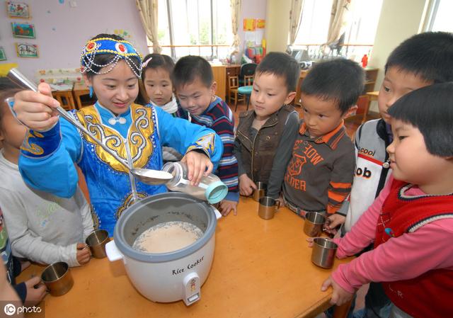 奶茶有那些种类，自制奶茶怎么做 奶茶技术去哪里学