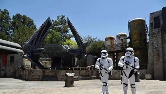 加州迪士尼《星球大战》主题园区开幕，场景真实还原，太震撼