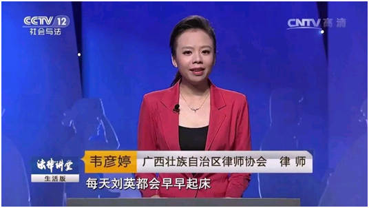 广西"最美"女律师！在央视当主讲人，是英国皇家"会员",颜值还超高