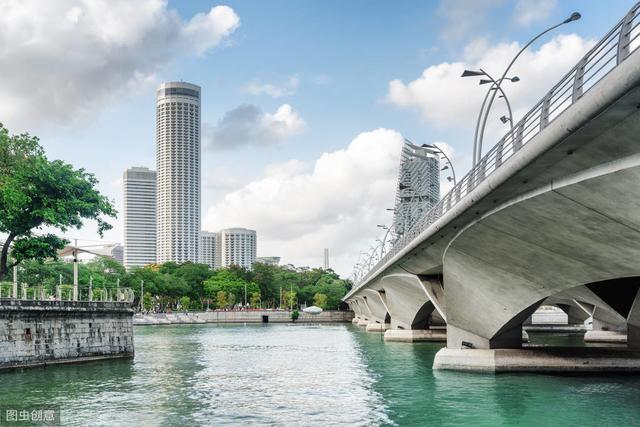 华裔的新加坡也经历了经济腾飞之路