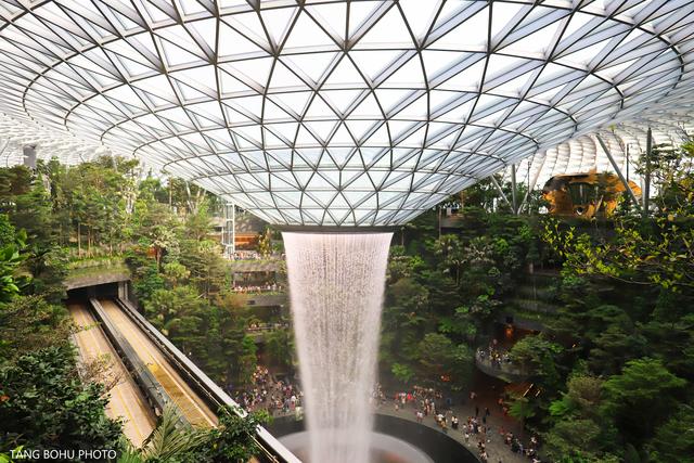 简直了！耗资85亿元，把瀑布雨林搬进室内，新加坡机场瀑布火了