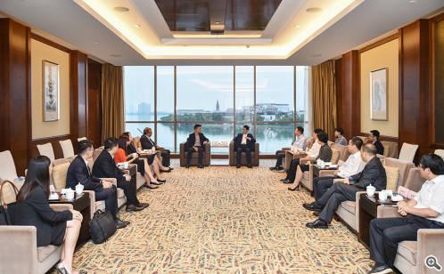 吴庆文会见新加坡客人