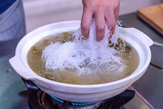酸菜白肉锅与新加坡肉骨茶的完美结合带给你不一样的味觉体验