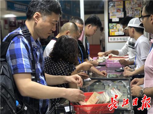 新加坡亚洲集邮公司参展员直呼邮迷热情，上海邮迷千元买下63年前实寄封