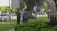 醉汉突袭新加坡警察，被当场“枪击”