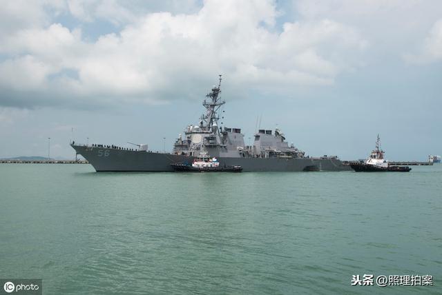 美国总统莅临美军军舰，水兵们搞起了个人崇拜，带上总统头像袖章