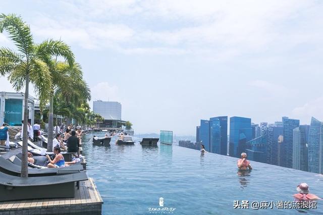 全球首个360度无边泳池，建在摩天大楼55层，网友好奇怎么进去？