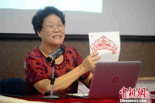 小剪纸大世界：婆媳两代民间艺人推动剪纸出国交流