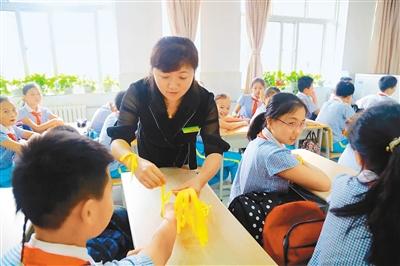 向老师致敬｜从组织写诗到编印诗集历时四载，她让孩子们的童年“变成”一首首诗