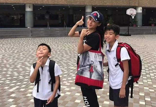 张柏芝频繁去新加坡，因为三儿子神秘生父在那还是大儿在那边上学