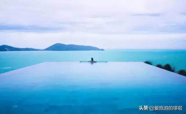 全球首个真·360°无边泳池来啦！在这里游泳到底是恐怖还是酷毙