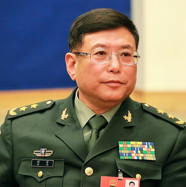 解放军中将提问新加坡总理李显龙：如何避免选边站？