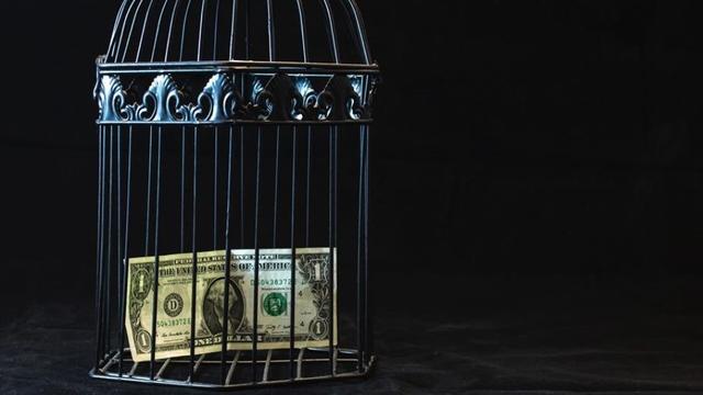 美国正将数万亿美元的债务货币化，美媒：存在清零美债的可能性