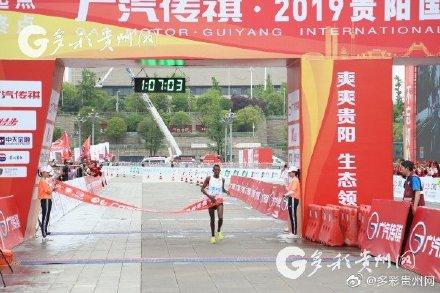 当马拉松遇到下雨天 2.5万名“贵马”跑友拼了