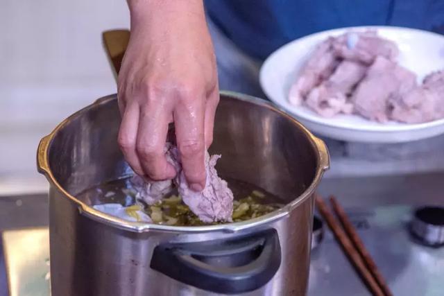 酸菜白肉锅与新加坡肉骨茶的完美结合带给你不一样的味觉体验