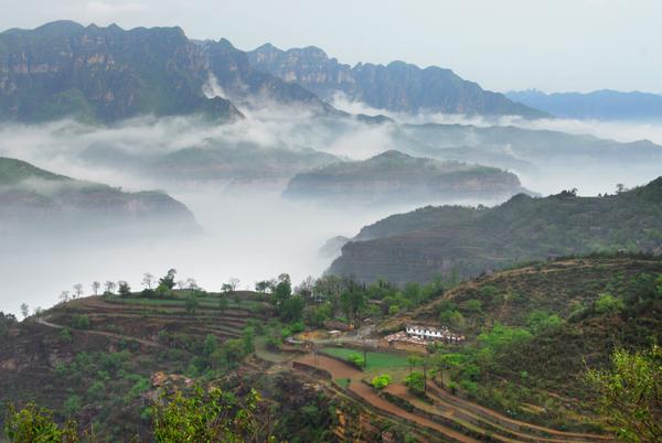 这景区四季瀑布千年泉，有千古未解之谜，云霞缭绕如仙境，免门票