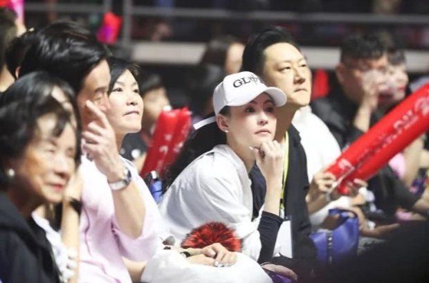 张柏芝参加莫文蔚演唱会，实则暗度陈仓送小儿子去新加坡见生父？