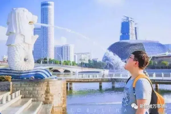 泰国美女晒新加坡鱼尾狮洗头照，引来一大堆人追着求婚