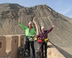 说东道西｜骑行两万里到长城，这对英国老夫妻厉害了