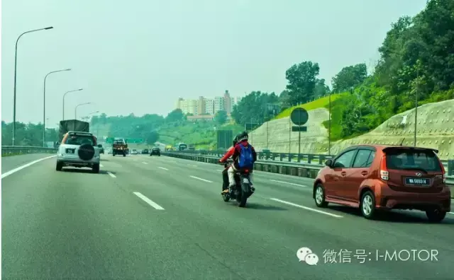 中国摩托上高速公路出人命，马来西亚骑手自觉排队，这是差距啊