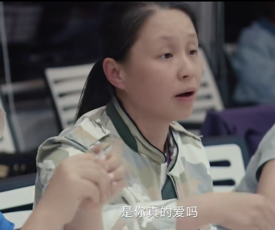 面对镜头不化妆的女人有多自信，选秀教母霸气出镜