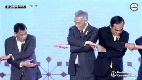 “交叉握手”难倒一片 李显龙够不着杜特尔特不停比手势