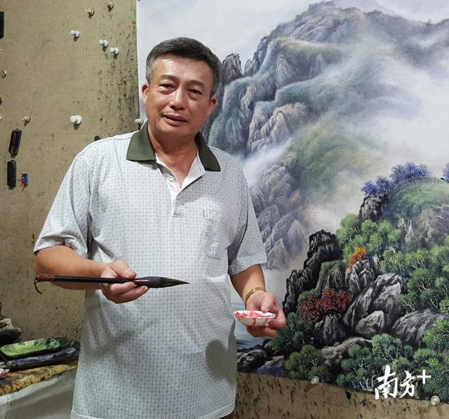 阳江最励志画家：年近60岁才开始学水墨，专画阳江山水，作品热卖至新加坡