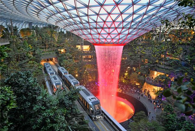 最财大气粗的机场：耗资85亿搬来了一座“森林”，果然很新加坡