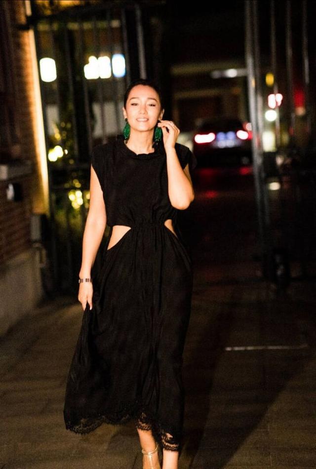 巩俐出席时尚活动，黑色露腰礼服配裸色口红，展现超凡气场