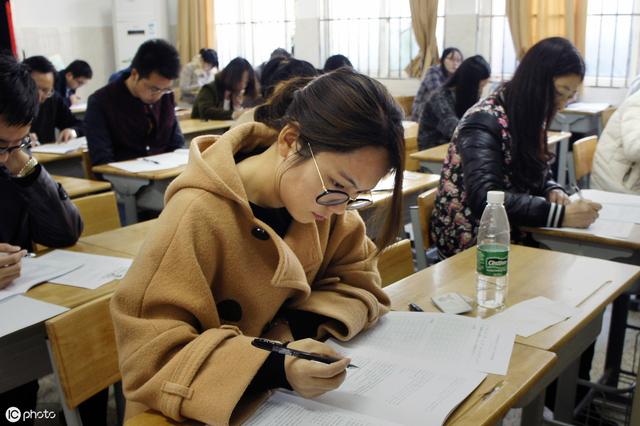 和国内大学比，那些国外大学综合排名更高而且还免学费？