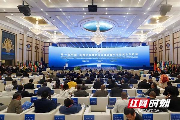 第一届中非经贸博览会开幕 与会嘉宾品鉴盐津铺子食品