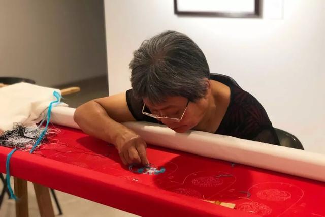聚焦 | 赏刺绣万般风情，百位刺绣女工手里的大师之作新加坡展出