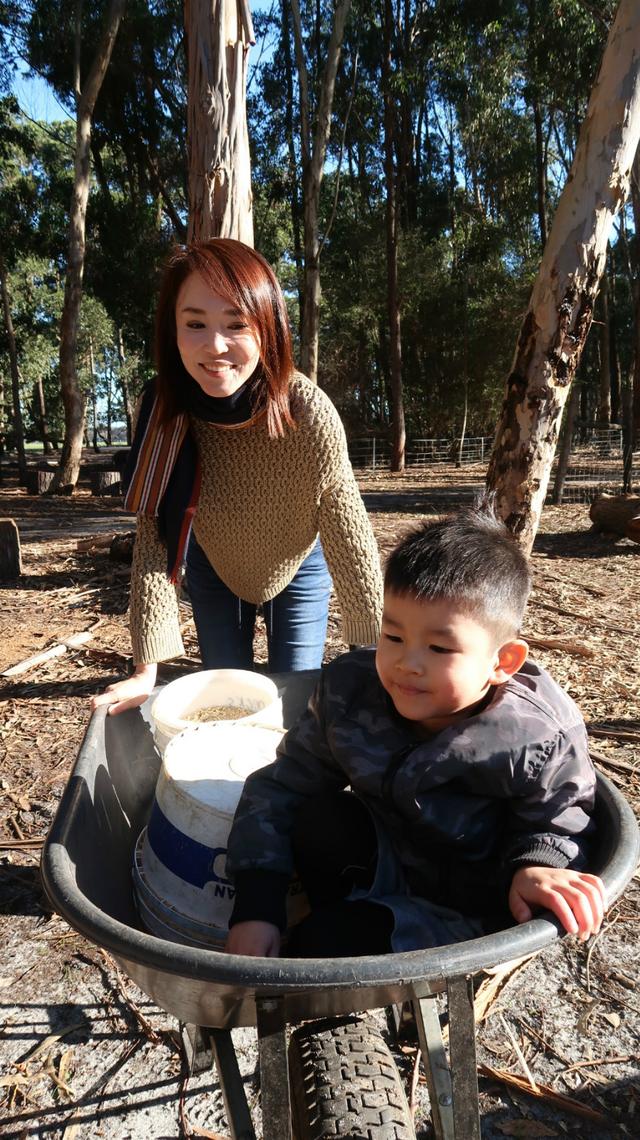 范文芳一家出游，长发配牛仔48岁依旧少女，5岁儿子帅气赶超老爸