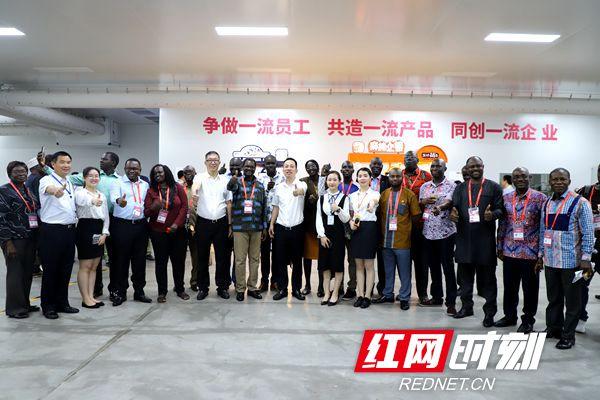 中非经贸博览会代表团走进盐津铺子