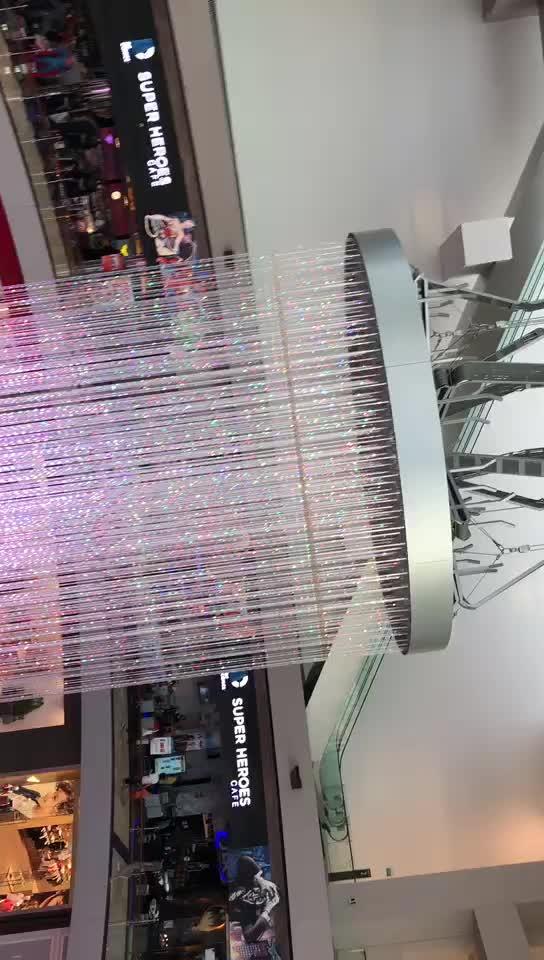 新加坡的金沙酒店，第55楼顶层是“空中花园”泳池。[赞][耶]