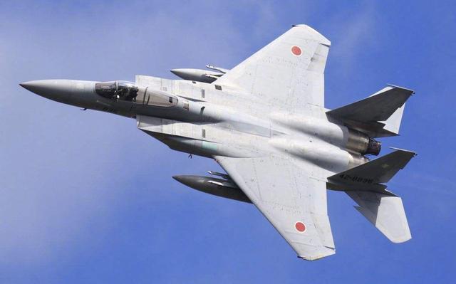 日本战机又出事了！F15J机腹擦出一片火花，塔台：忘记提醒了