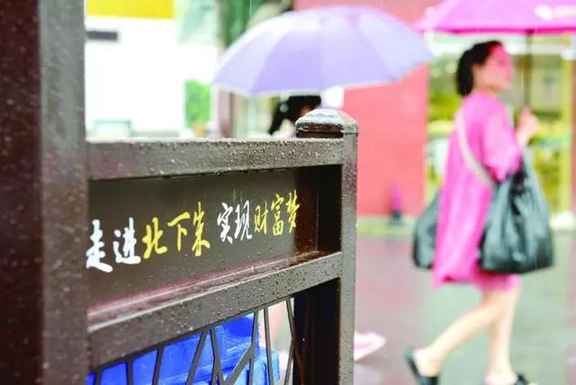 各路网红聚集，网络爆款一个接一个……“网红直播第一村”撬动万亿元市场